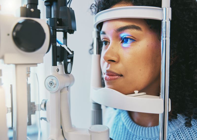 Patientin bei der Untersuchung an modernem Gerät
