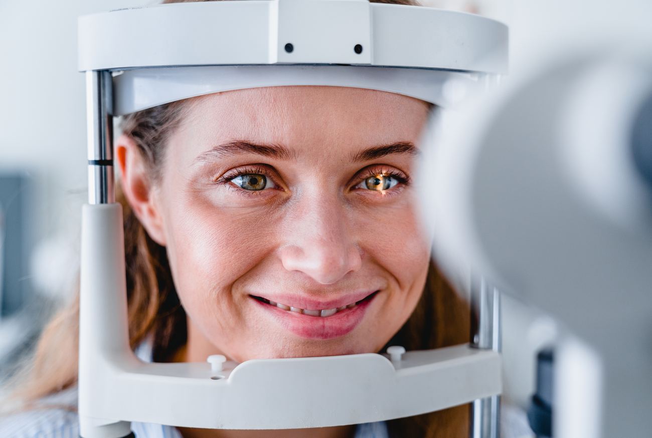Sehschärfentest an modernem Diagnosegerät